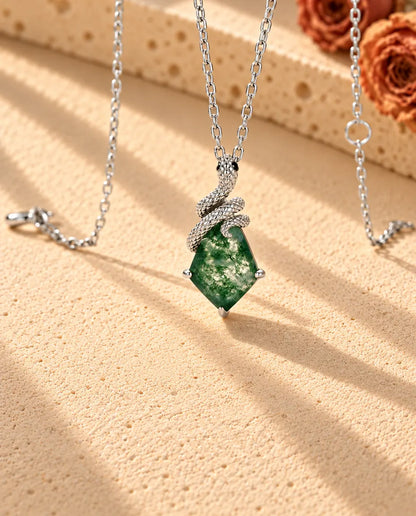 Schlangen Moosachat Kette aus 925 Sterlingsilber - schräg aufgenommen auf heller Strukturfläche