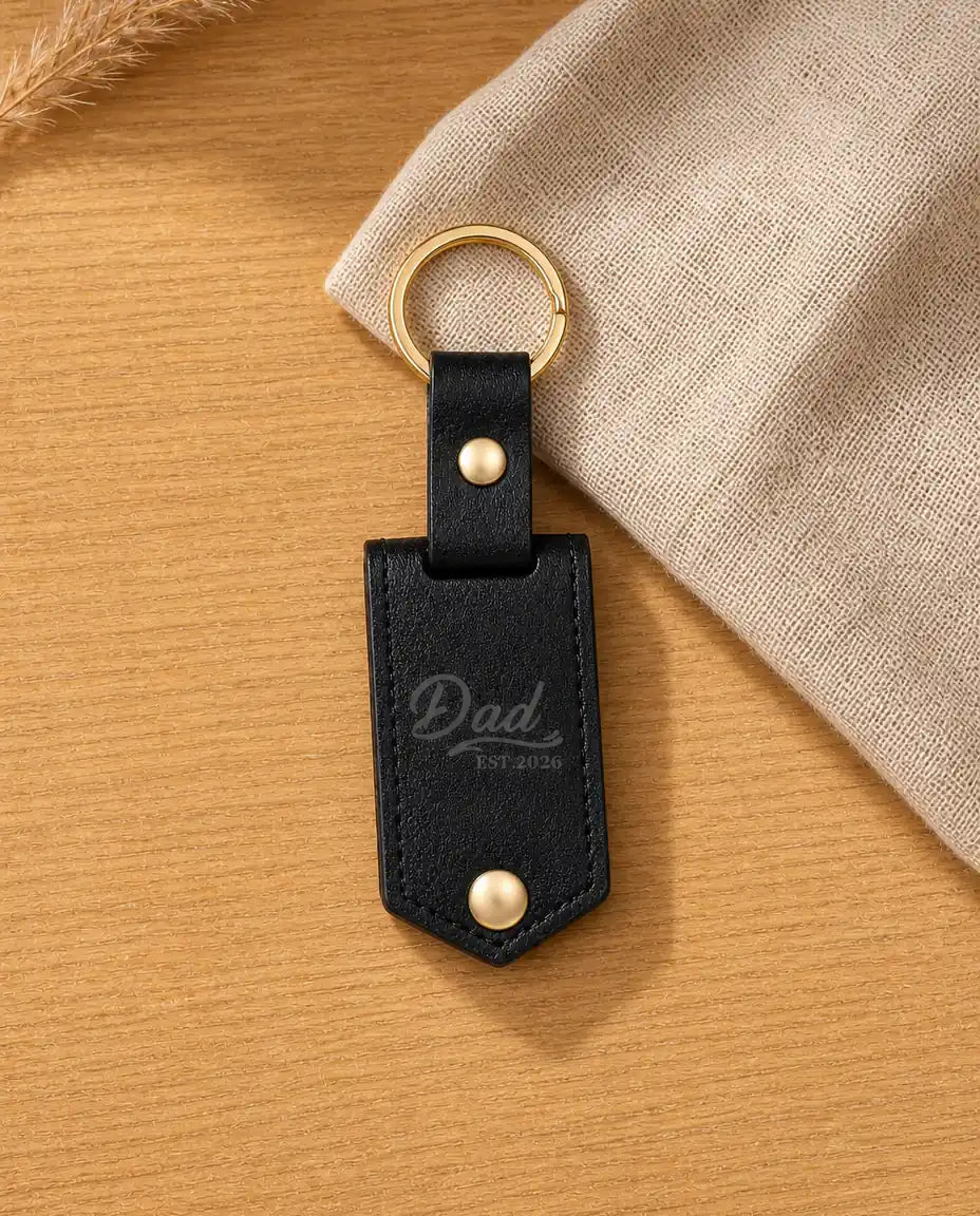 Personalisierter Schlüsselanhänger aus schwarzem Leder mit Gravur Dad Est. 2026