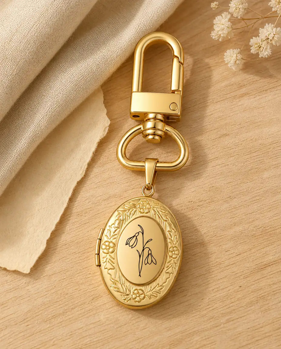 Personalisierter Schlüsselanhänger mit goldenem Medaillon und gravierter Geburtsblume