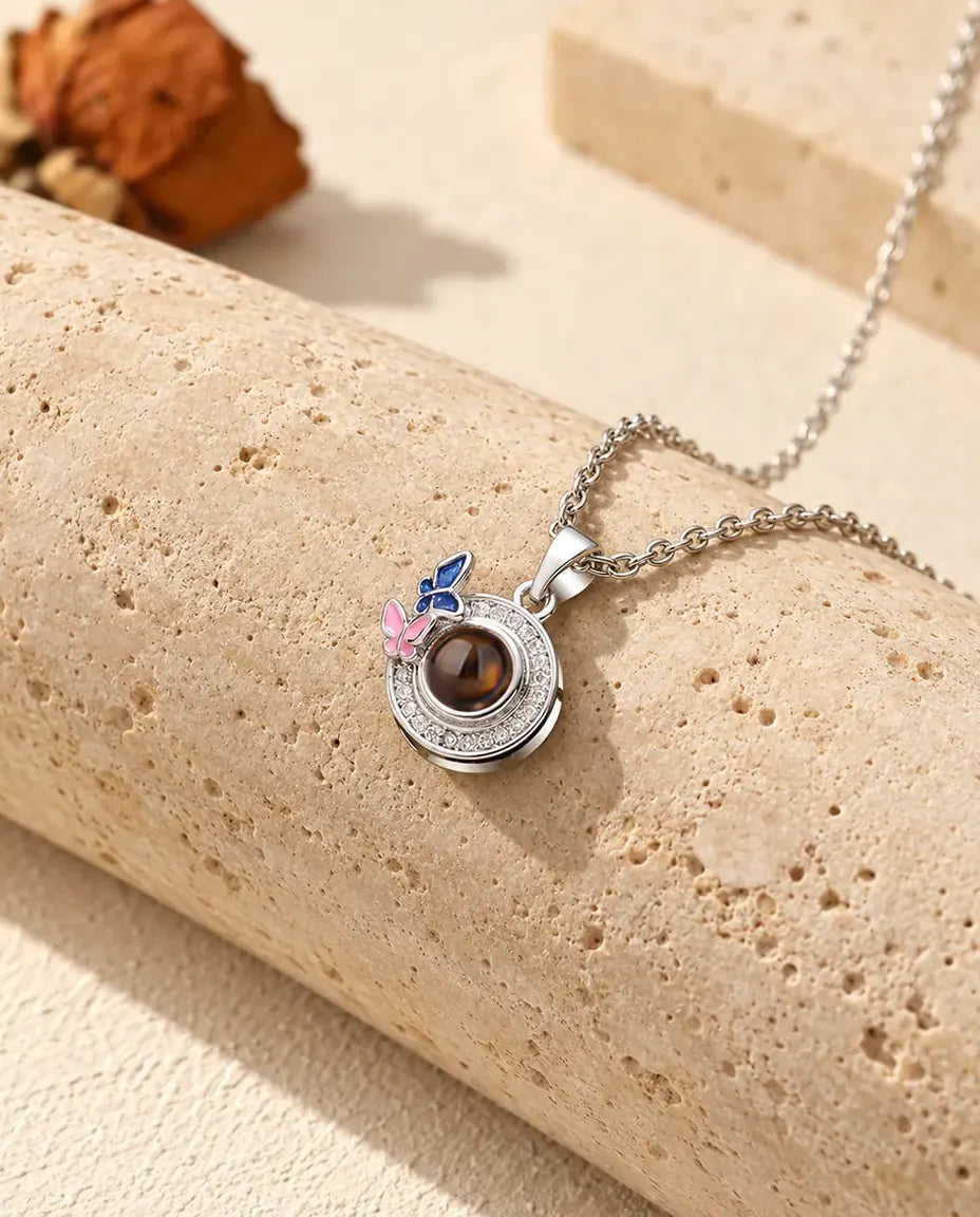 Personalisierte Kette mit Bild im Stein, silberfarben, mit Emaille-Schmetterlingen auf Travertin