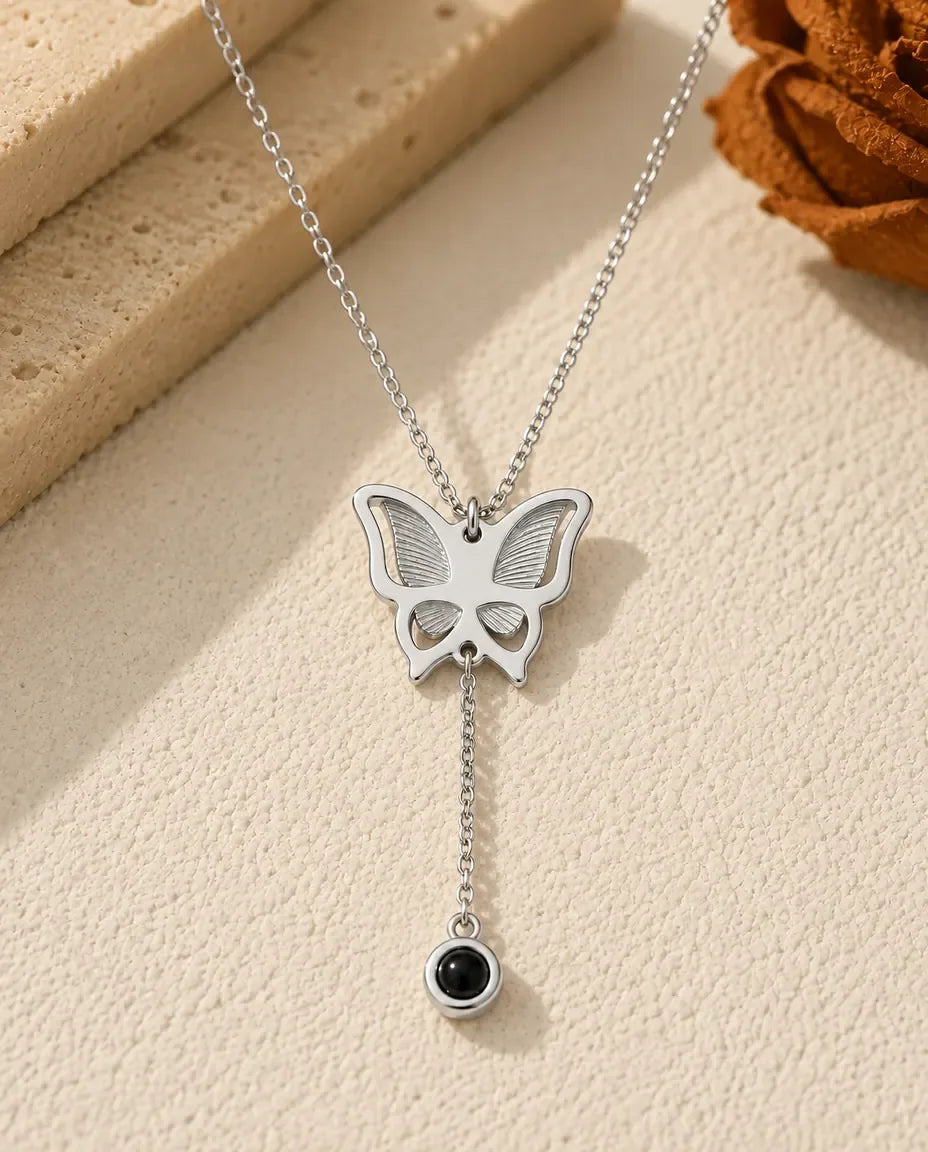 Personalisierte Schmetterling-Kette mit Foto im Stein - Vorderansicht in Silber