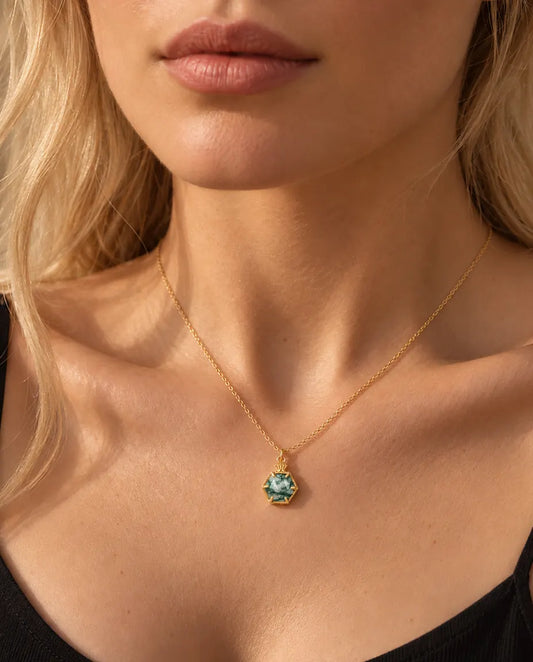 Sechseckige Moosachat Kette aus vergoldetem 925 Sterlingsilber - am Model getragen, Nahaufnahme am Schlüsselbein