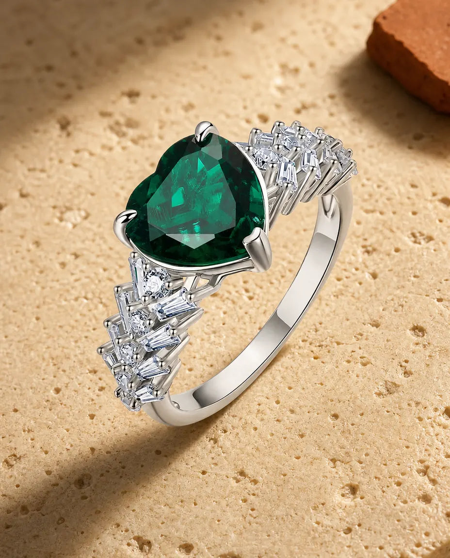 Smaragd Ring – Vintage-Cocktailring mit Labor-Smaragd im Herzschliff und Baguette-Kaskade, 925er Sterlingsilber