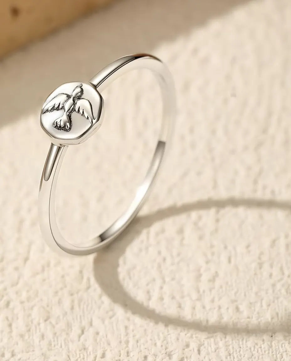 Taube Siegelring aus 925 Sterlingsilber – zarter Vogel-Ring mit Achteck-Platte, minimalistischer Stapelring für Damen, Grössen 5-9