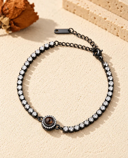 Schwarzes Tennisarmband mit klaren Zirkonia und Halo-Anhänger mit Projektionsstein