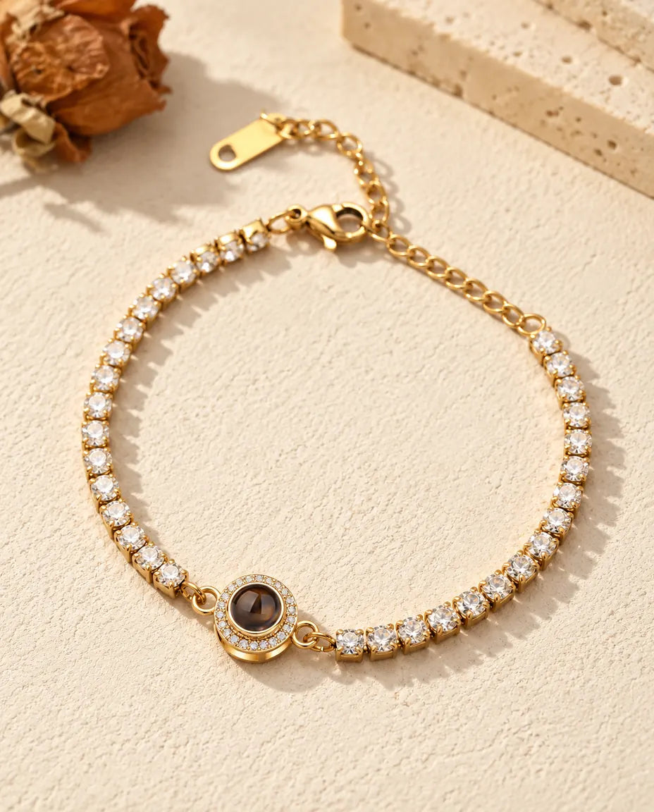 Goldfarbenes Tennisarmband mit Halo-Anhänger und einer durchgehenden Reihe Zirkonia