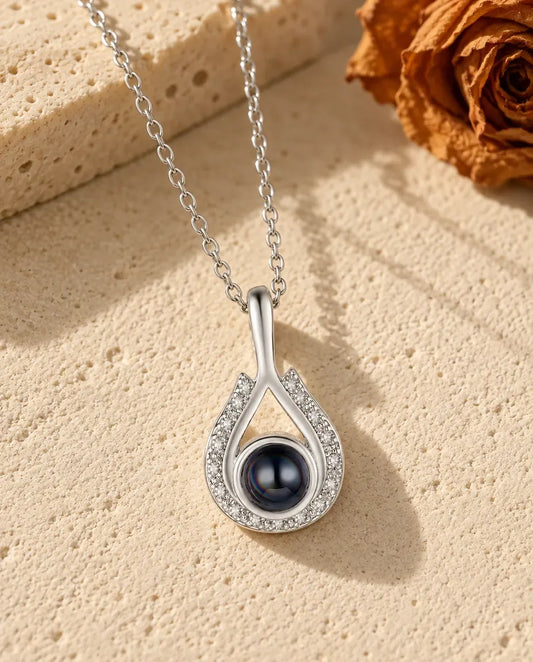 Personalisierte Tropfen-Kette mit Foto im Stein - Vorderansicht in Silber