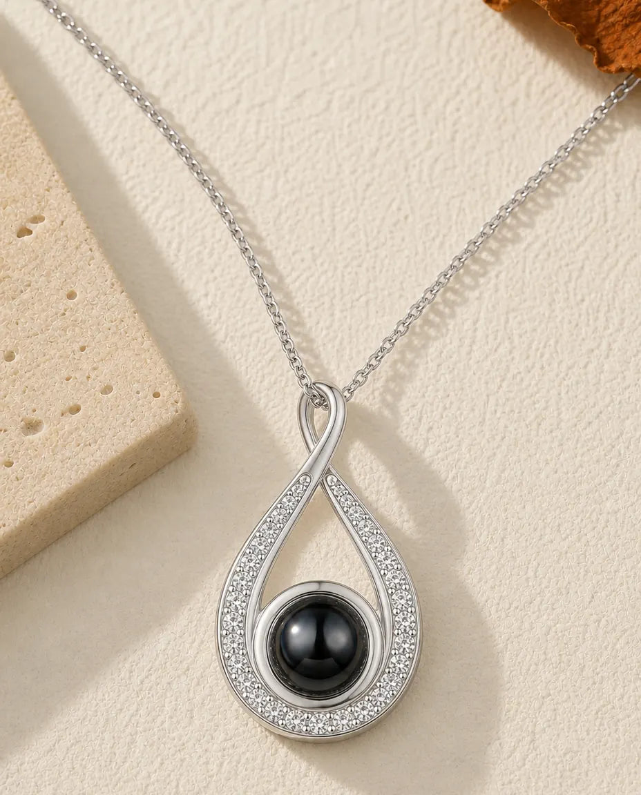 Personalisierte Tropfen-Kette mit Foto im Stein, Silberner Anhänger mit Zirkonia und deinem Bild in der Perle, Geschenk für sie