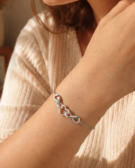 Personalisiertes Unendlichkeit Armband mit 2 Namen - zwei Unendlichkeitsschleifen um ein Herz - von einem Model getragen