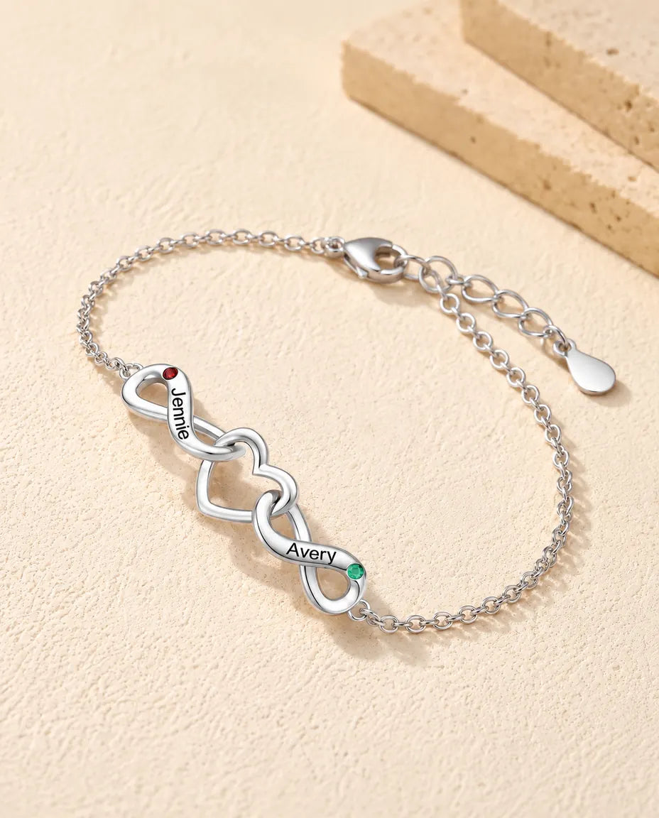 Personalisiertes Unendlichkeit Armband mit 2 Namen - zwei Unendlichkeitsschleifen um ein Herz - Dreiviertelansicht