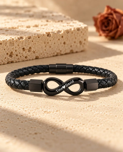 Personalisiertes Herrenarmband in Schwarz aus geflochtenem Kunstleder, Unendlichkeitszeichen mit zwei Namen und Herz graviert