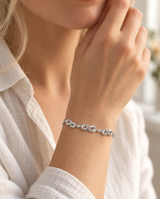 Personalisiertes Unendlichkeitsarmband mit 1-5 Namen - Gravierte Unendlichkeits-Charms mit Zirkonia, Geschenk für Familie oder Mama, Silber