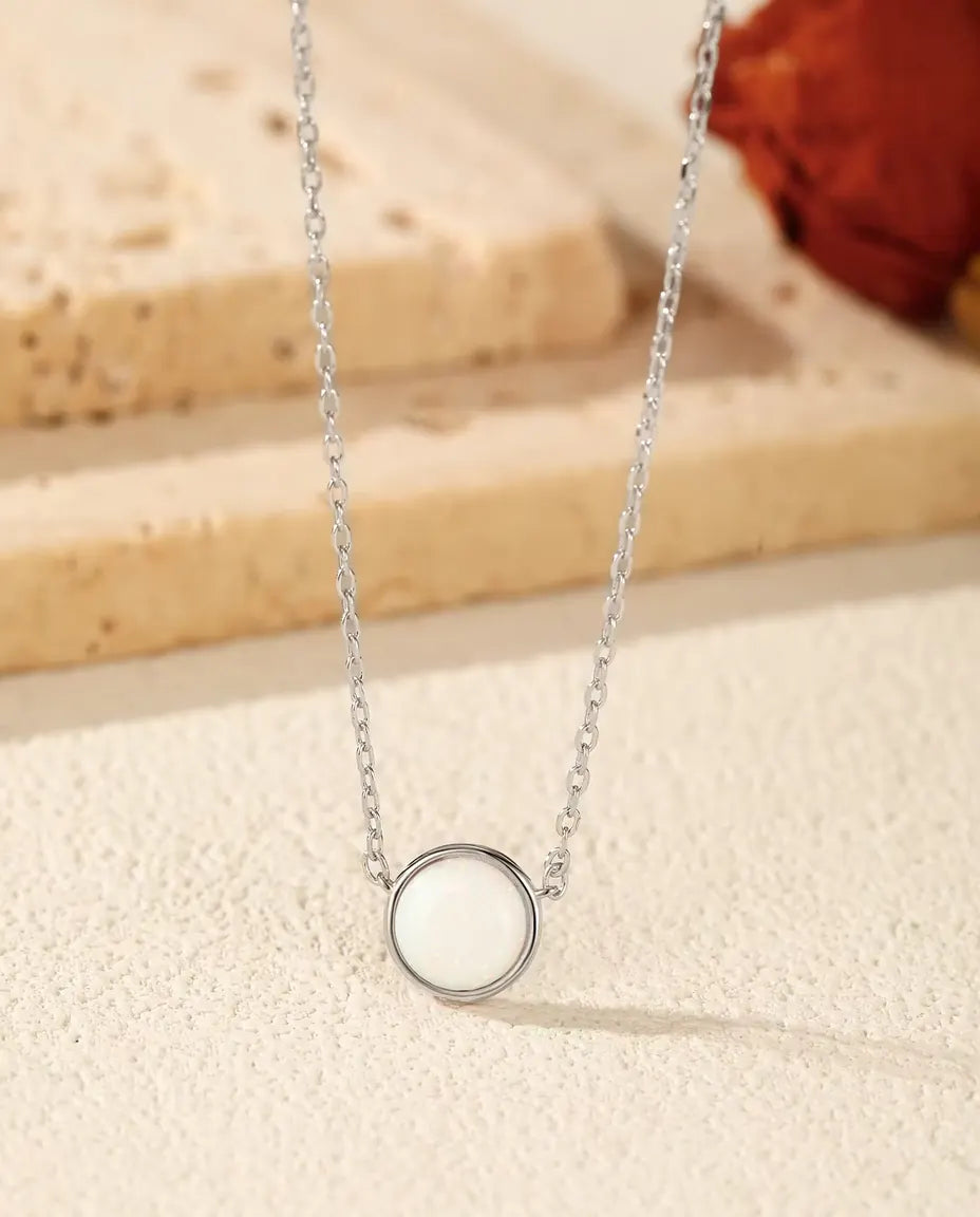 Opal Kette aus 925 Sterlingsilber – Runder weisser Opal (im Labor gezüchtet), 6 mm, in schlanker Zarge an feiner Ankerkette, Halskette für jeden Tag