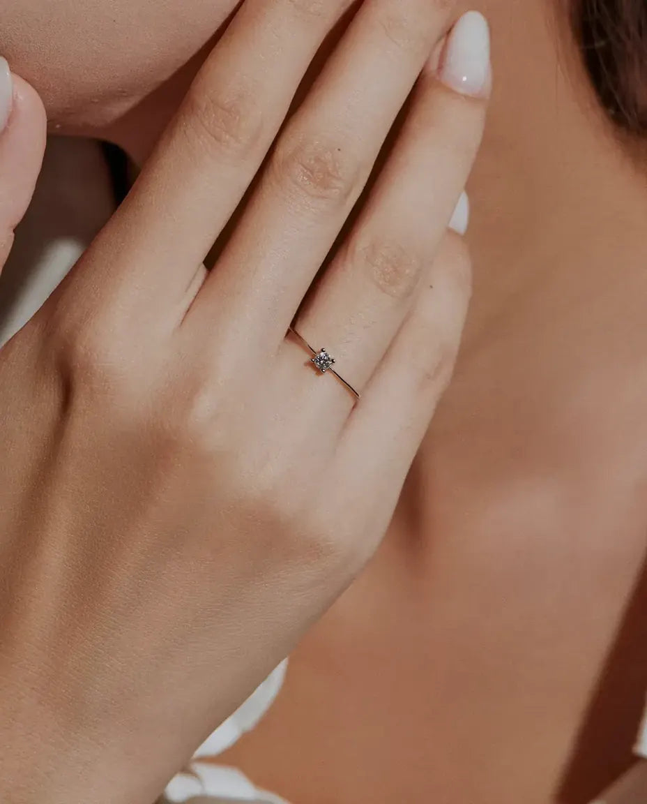 Zarter Moissanit Solitär Ring aus 925 Sterlingsilber - am Model getragen, Hände nah am Gesicht