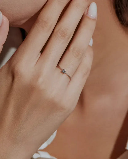 Zarter Moissanit Solitär Ring aus 925 Sterlingsilber - am Model getragen, Hände nah am Gesicht
