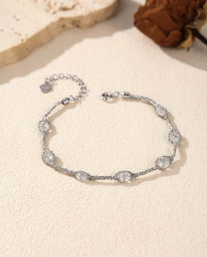 Zirkonia Armband aus 925 Sterlingsilber - Variante mit weißen Zirkonia, flach auf heller Fläche