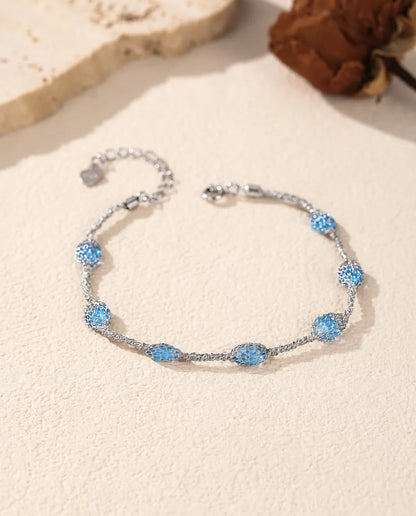 Zirkonia Armband aus 925 Sterlingsilber - Variante mit blauen Zirkonia, flach auf heller Fläche