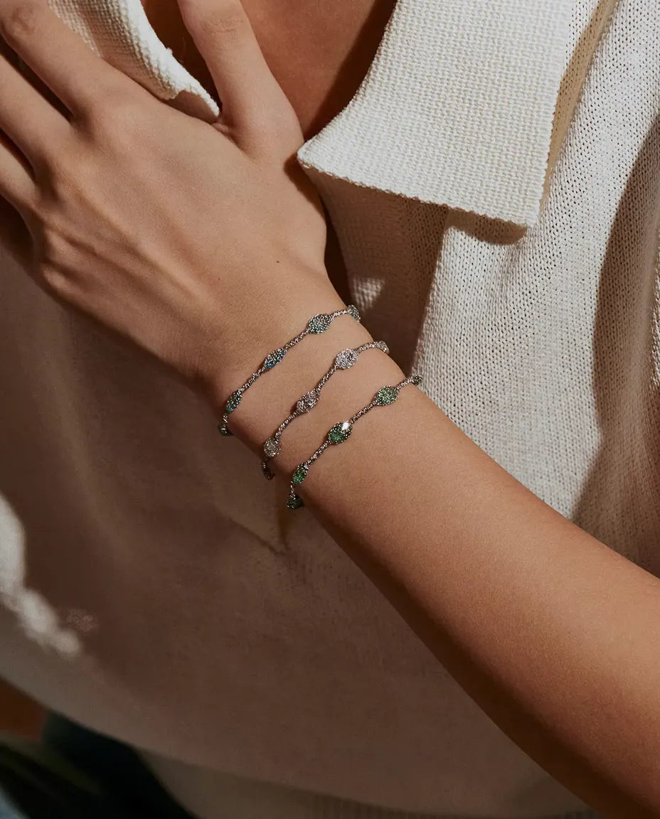 Zirkonia Armband aus 925 Sterlingsilber - am Handgelenk getragen, Hand am Kragen
