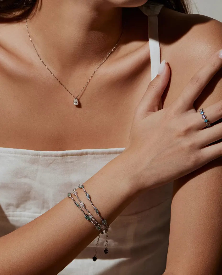 Zirkonia Armband aus 925 Sterlingsilber - am Handgelenk getragen, mit Kette und Ring