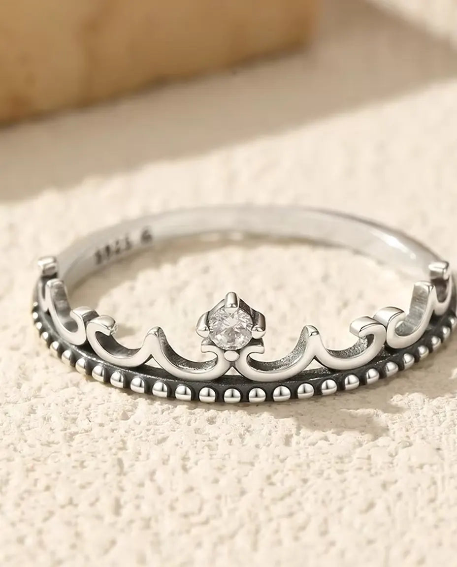 Zirkonia Ring als Tiara – geschwärzte Krone mit Perlrand und 2 mm Stein, 925 Sterlingsilber, Grössen 5-9